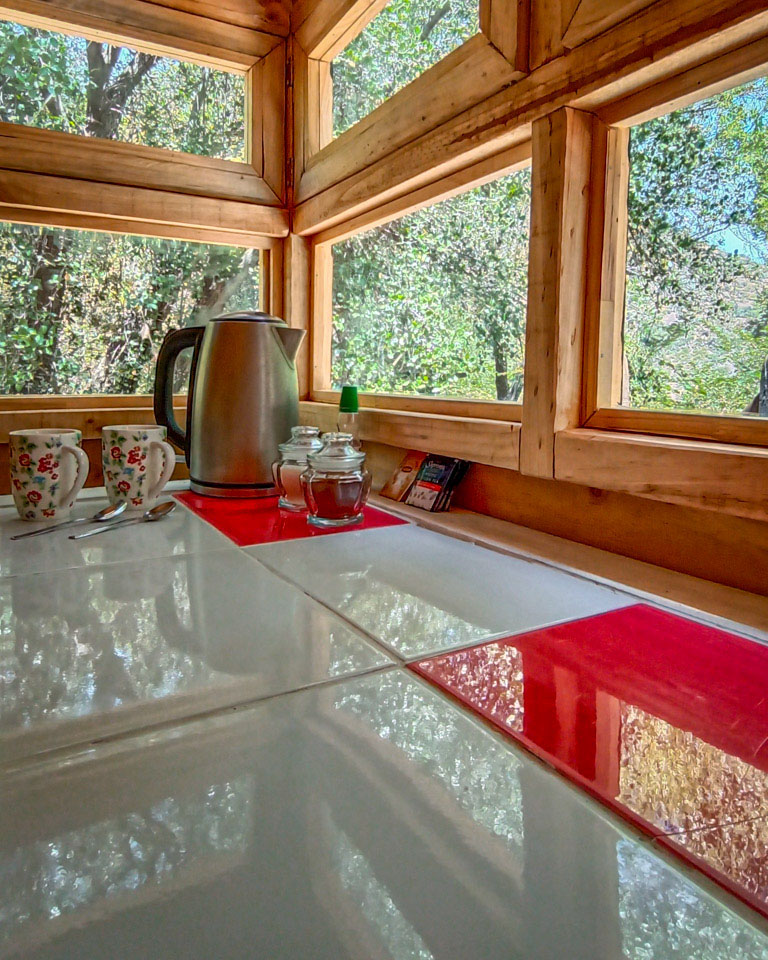 Comedor con vista al bosque en Tiny Cabin Quillay