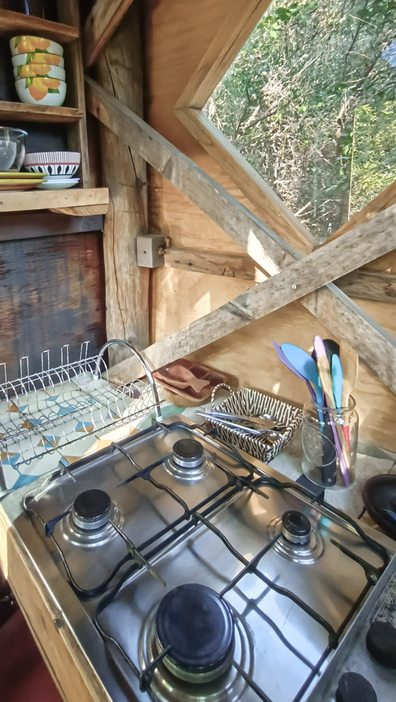 Cocina exterior equipada de Tiny Cabin Quillay