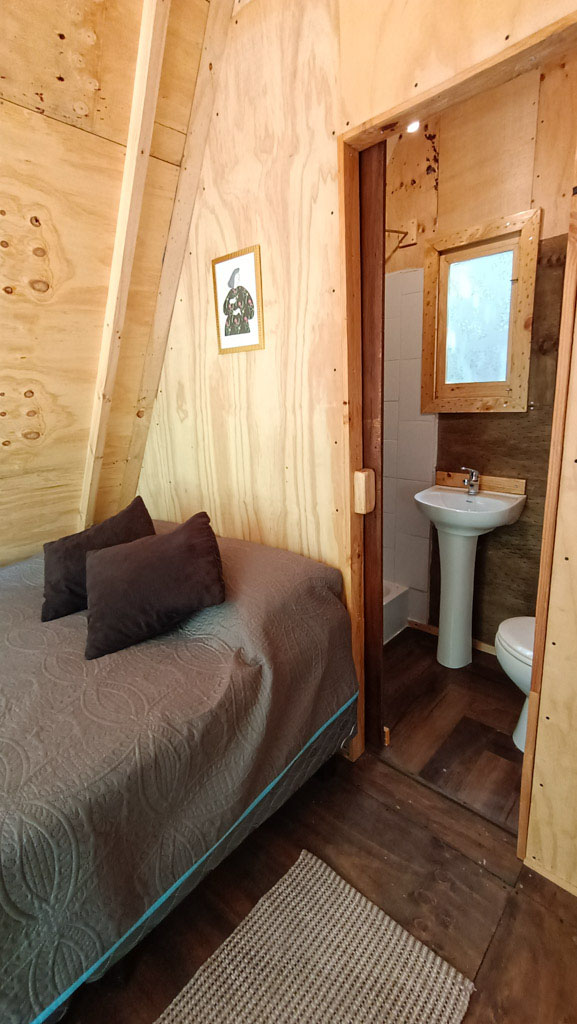Dormitorio de Tiny Cabin Quillay para parejas en Cajón del Maipo