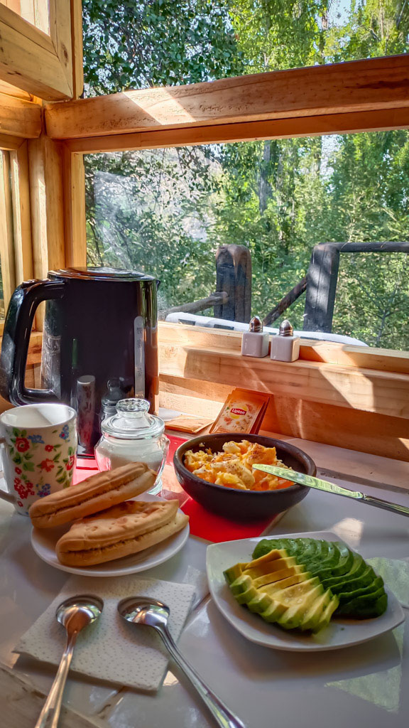 Comedor con vista al bosque en Tiny Cabin Quillay
