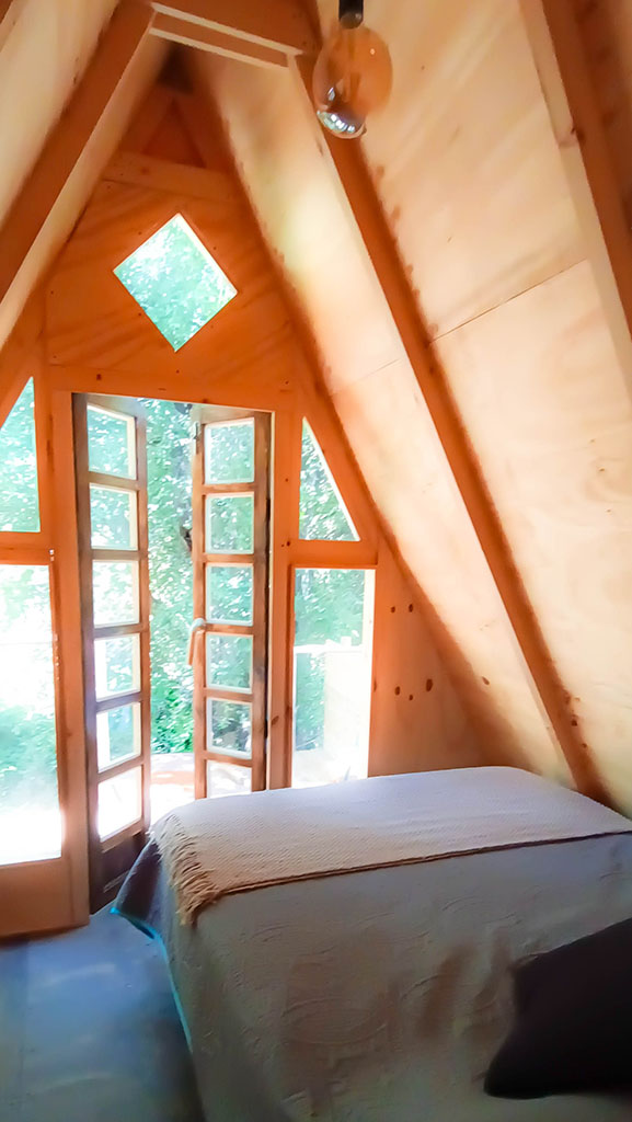 Dormitorio de Tiny Cabin Quillay para parejas en Cajón del Maipo