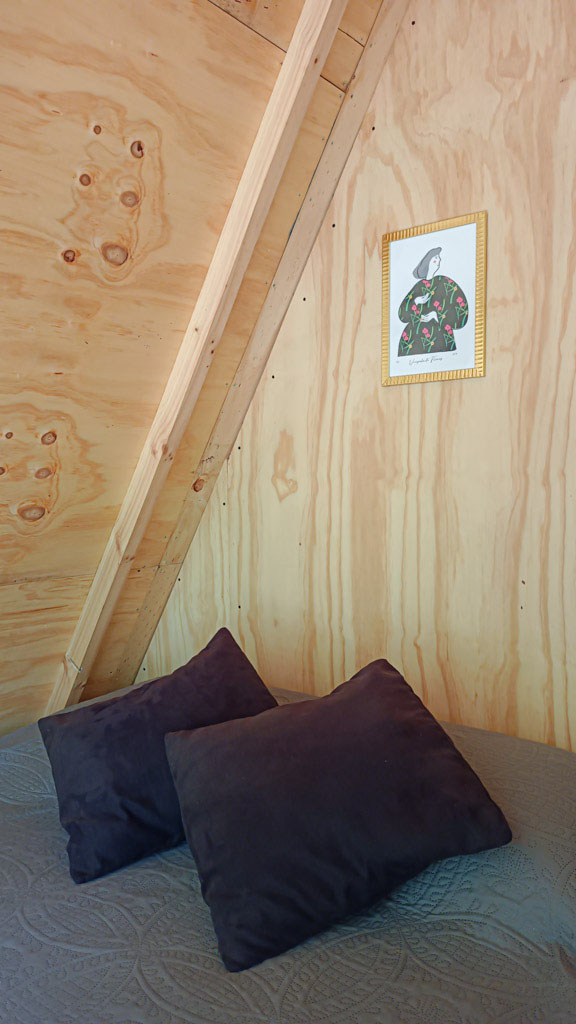 Dormitorio de Tiny Cabin Quillay para parejas en Cajón del Maipo