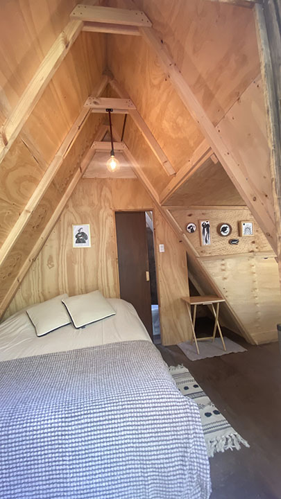 Dormitorio de Tiny Cabin Quillay para parejas en Cajón del Maipo