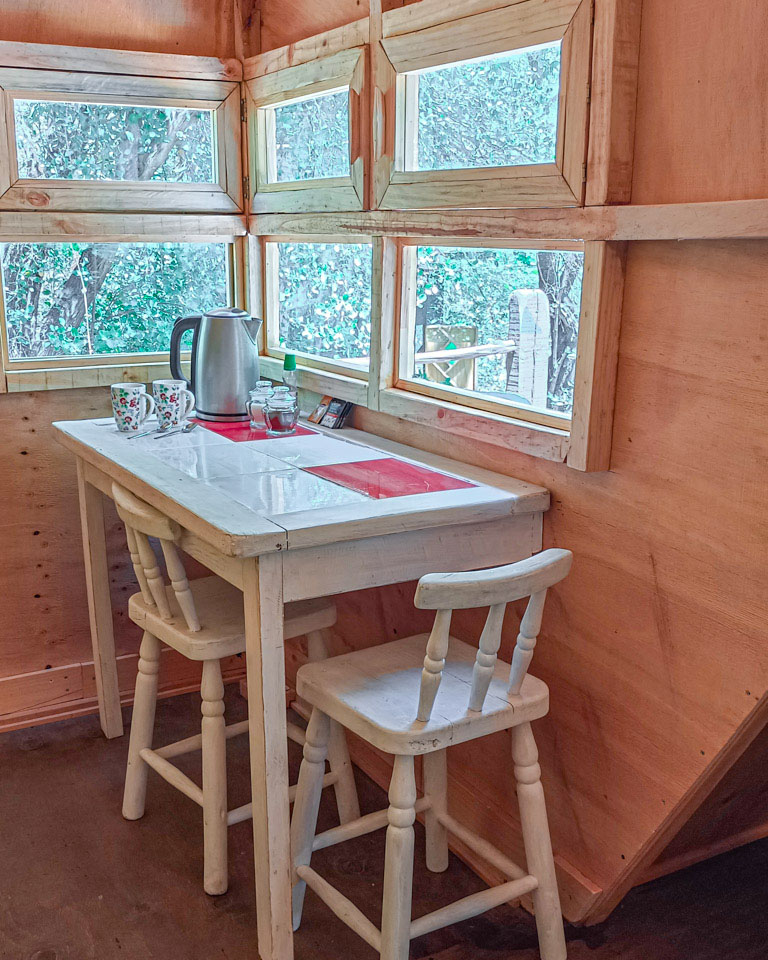 Comedor con vista al bosque en Tiny Cabin Quillay