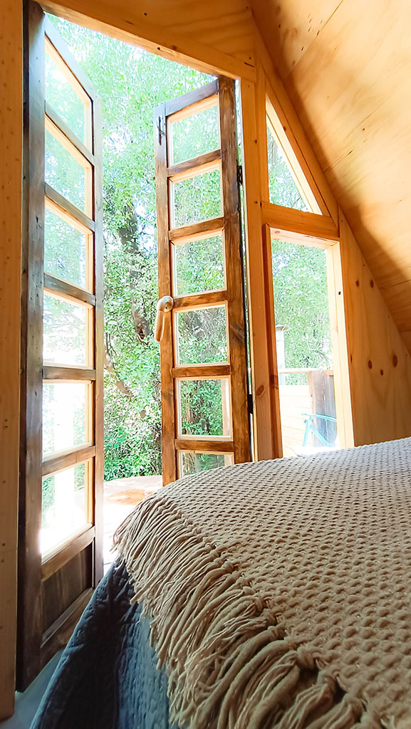 Dormitorio de Tiny Cabin Quillay para parejas en Cajón del Maipo