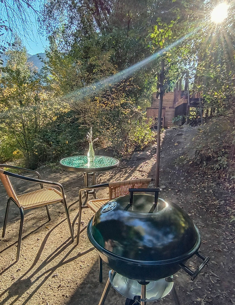 Terraza y parrilla de Tiny Cabin Quillay