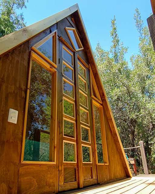 Exterior y balcón de Tiny Cabin Quillay en entorno natural