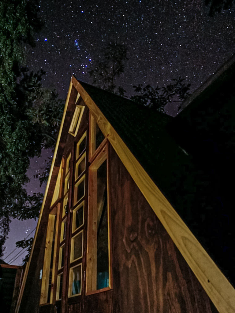 Exterior y balcón de Tiny Cabin Quillay en entorno natural