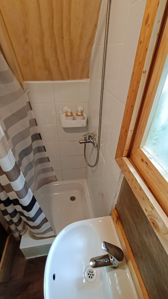 Baño privado interior de Tiny Cabin Quillay